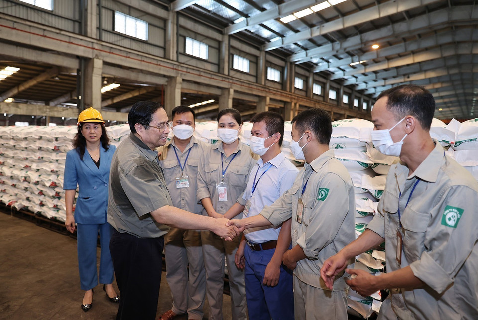 Hình ảnh Thủ tướng Phạm Minh Chính thăm hỏi công nhân, người lao động Nhà máy Đạm Hà Bắc. (Ảnh: Dương Giang/TTXVN)