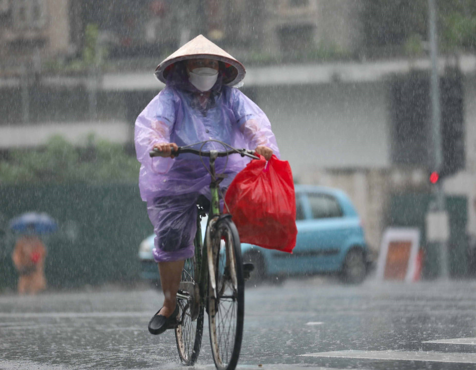 Thủ đô Hà Nội ngày có mưa to đến rất to và dông; đêm có mưa vừa, mưa to, có nơi mưa rất to và rải rác có dông. (Ảnh: Thanh Tùng/TTXVN)
