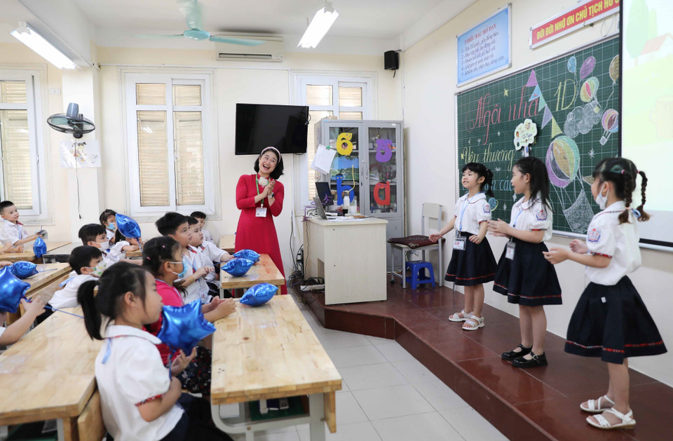 Học sinh lớp 1 được làm quen với cô giáo, bạn cùng lớp. (Ảnh: Thanh Tùng/TTXVN)