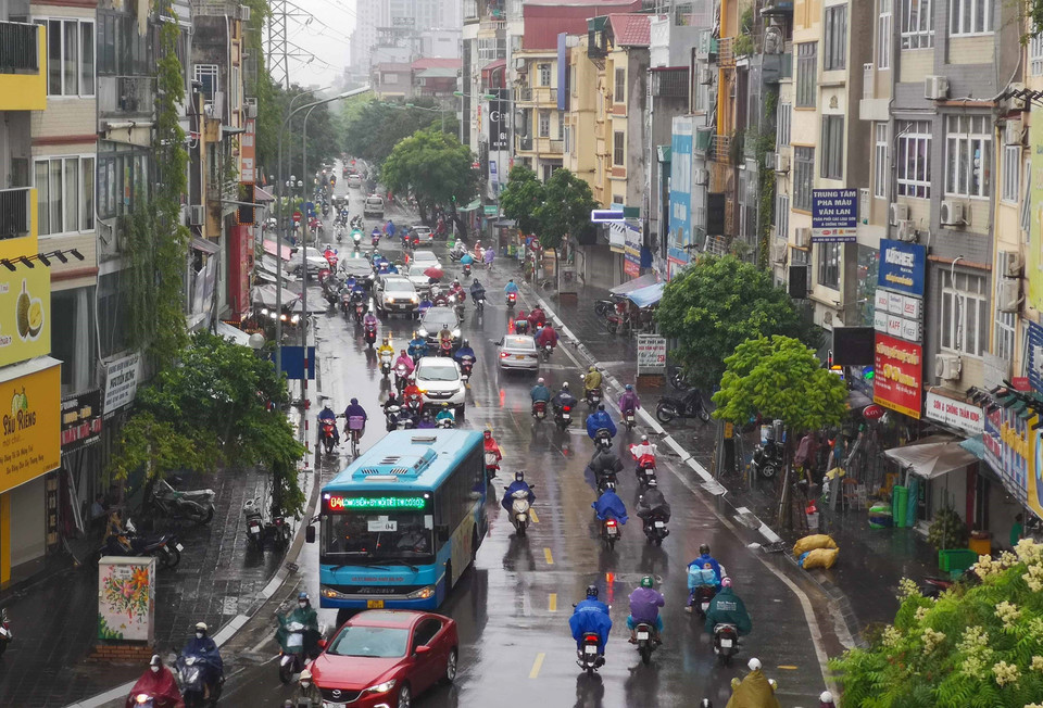 Đường Kim Ngưu (quận Hai Bà Trưng) không có hiện tượng ùn ứ vào đầu giờ sáng dù trời mưa. (Ảnh: Thanh Tùng/TTXVN)