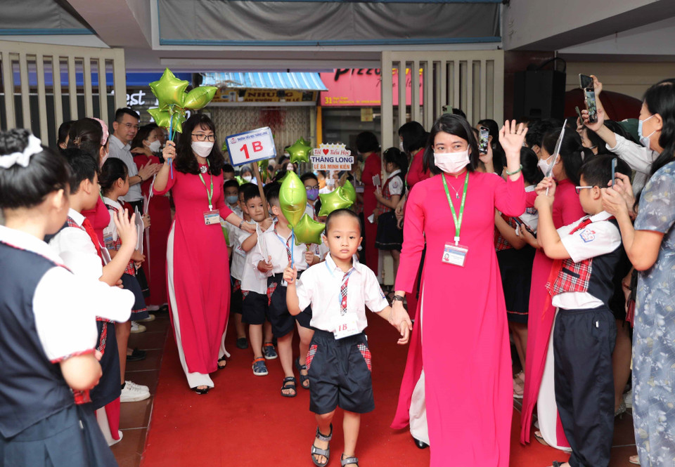 Chào đón học sinh lớp 1, trường Tiểu học Thăng Long, quận Hoàn Kiếm, Hà Nội. (Ảnh: Thanh Tùng/TTXVN)