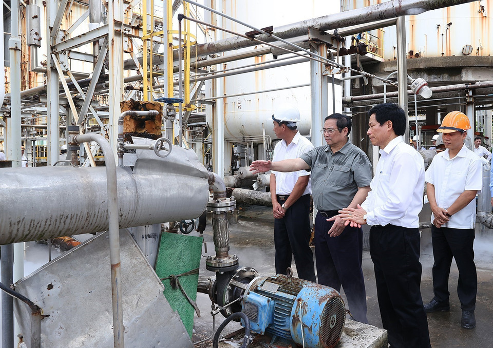 Thủ tướng Phạm Minh Chính kiểm tra dây chuyền sản xuất đạm của Nhà máy Đạm Hà Bắc. (Ảnh: Dương Giang/TTXVN)