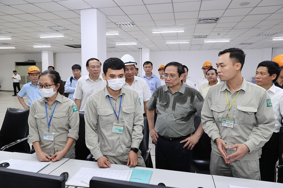 Thủ tướng Phạm Minh Chính kiểm tra quy trình sản xuất của Nhà máy Đạm Hà Bắc. (Ảnh: Dương Giang/TTXVN)