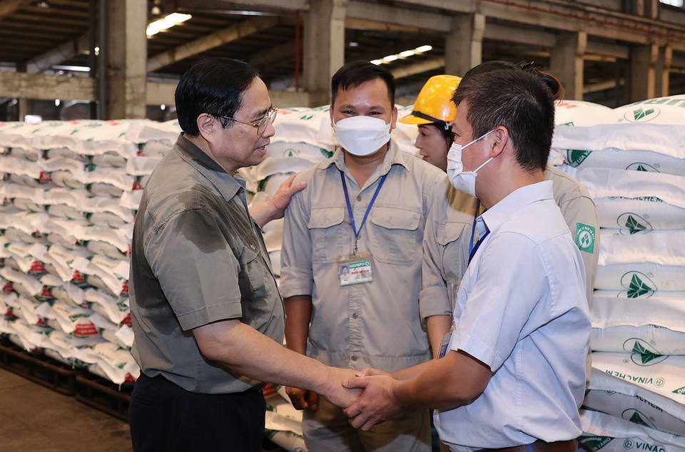 Thủ tướng Phạm Minh Chính thăm hỏi công nhân, người lao động Nhà máy Đạm Hà Bắc. (Ảnh: Dương Giang/TTXVN)