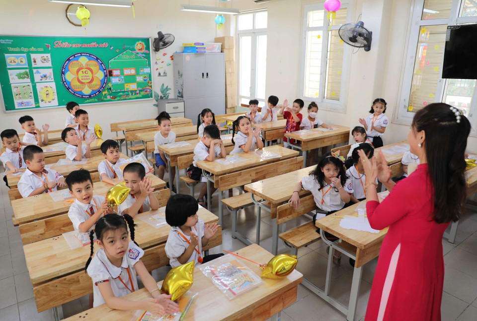 Học sinh lớp 1 được làm quen với cô giáo, bạn cùng lớp. (Ảnh: Thanh Tùng/TTXVN)