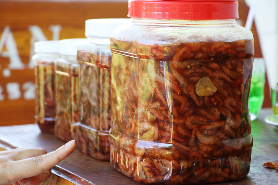 Sau khóa tập huấn, chị Dương Thị Lan ở ấp tư mạnh dạn đưa ra ý tưởng làm mắm tôm chua cung cấp cho các địa phương lân cận. (Ảnh: PV/Vietnam+)