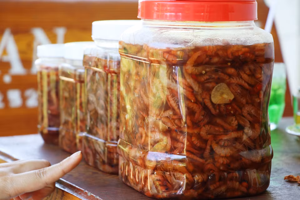 Sau khóa tập huấn, chị Dương Thị Lan ở ấp tư mạnh dạn đưa ra ý tưởng làm mắm tôm chua cung cấp cho các địa phương lân cận. (Ảnh: PV/Vietnam+)