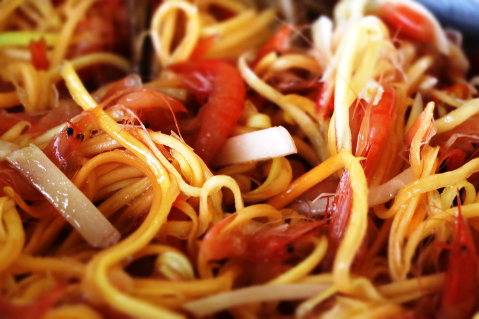  Vị ngọt của tôm, mặn của mắm và chua nhẹ của xoài đã tạo lên một món ăn kèm rất hấp dẫn với hương vị đặc trưng của vùng quê sông nước. (Ảnh: PV/Vietnam+)