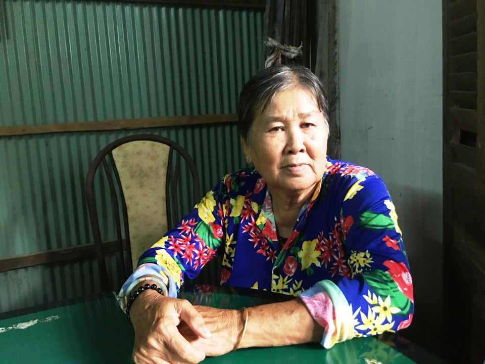 Bà Nguyễn Thị Lan, 75 tuổi, cho biết dù không biết chữ, nhưng việc theo dõi, tham gia các buổi họp trong ấp đã giúp bà có được kiến thức và đủ tự tin đầu tư nuôi hai hồ tôm. (Ảnh: PV/Vietnam+) 