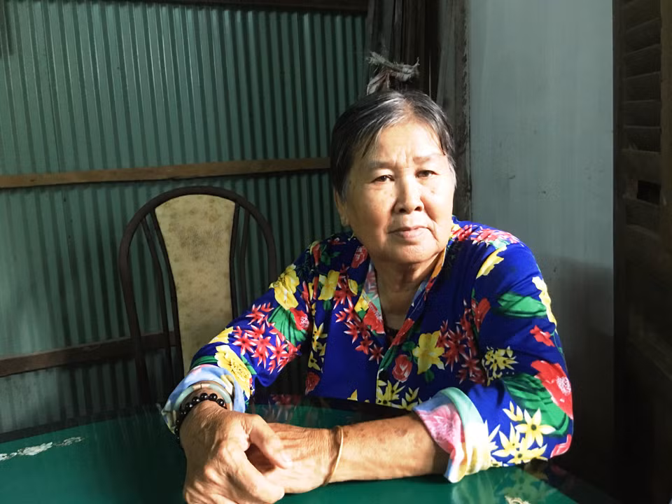 Bà Nguyễn Thị Lan, 75 tuổi, cho biết dù không biết chữ, nhưng việc theo dõi, tham gia các buổi họp trong ấp đã giúp bà có được kiến thức và đủ tự tin đầu tư nuôi hai hồ tôm. (Ảnh: PV/Vietnam+) 