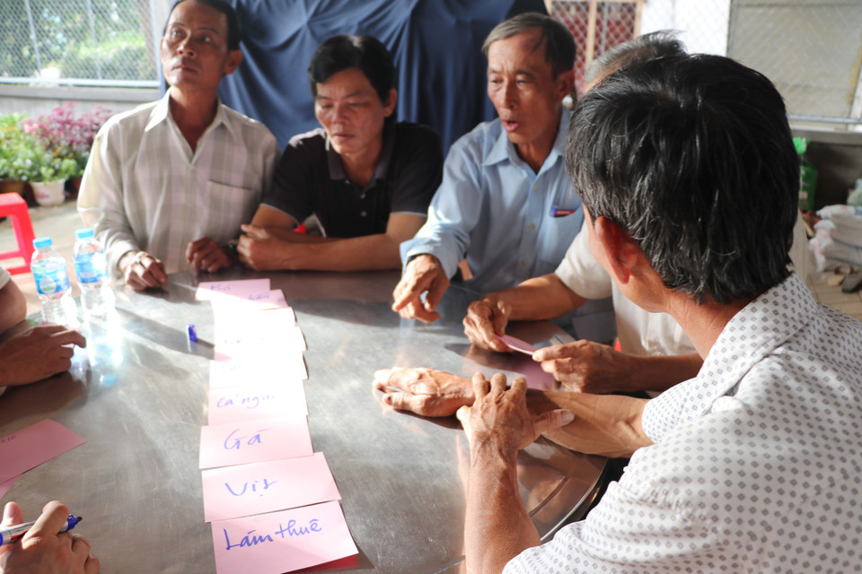 Các loại hình sinh kế phổ biến tại địa phương lần lượt được nêu ra cùng với những mặt thuận lợi và khó khăn của từng công việc. (Ảnh: PV/Vietnam+)