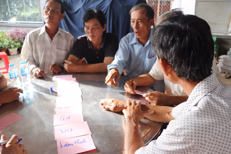 Các loại hình sinh kế phổ biến tại địa phương lần lượt được nêu ra cùng với những mặt thuận lợi và khó khăn của từng công việc. (Ảnh: PV/Vietnam+)