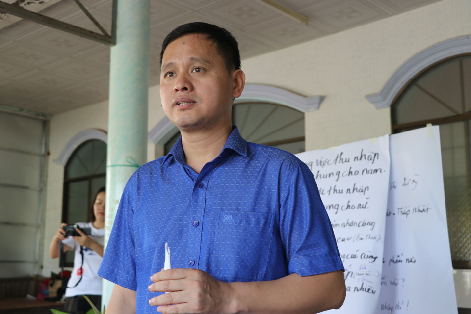 Ông Lê Văn Sơn, Giám đốc Trung tâm nghiên cứu giới gia đình và phát triển cộng đồng đang tập huấn cho người dân vận dụng Hệ thống học tập và hành động về giới. (Ảnh: PV/Vietnam+)