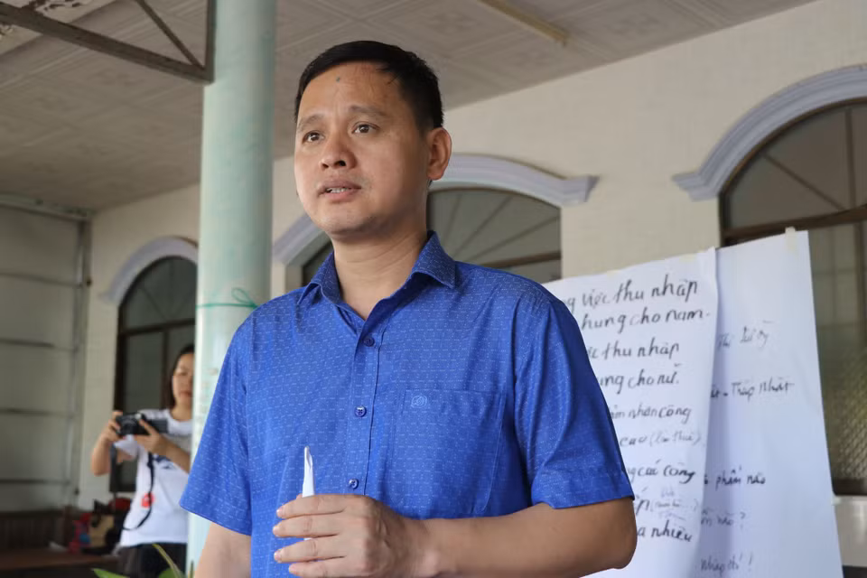 Ông Lê Văn Sơn, Giám đốc Trung tâm nghiên cứu giới gia đình và phát triển cộng đồng đang tập huấn cho người dân vận dụng Hệ thống học tập và hành động về giới. (Ảnh: PV/Vietnam+)