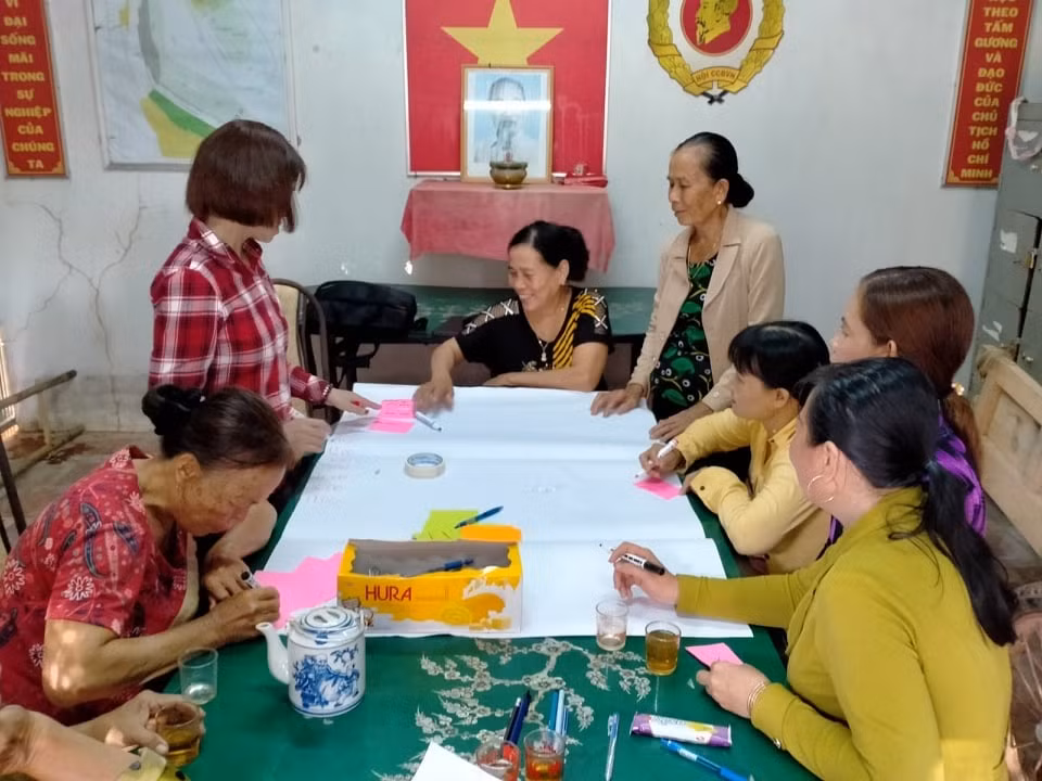 Nhóm bà con sống tại ấp Tư, xã Mỹ Long Nam, huyện Cầu Ngang, Trà Vinh thảo luận đưa ra những vấn đề khó khăn trong việc nuôi tôm. (Ảnh: PV/Vietnam+)