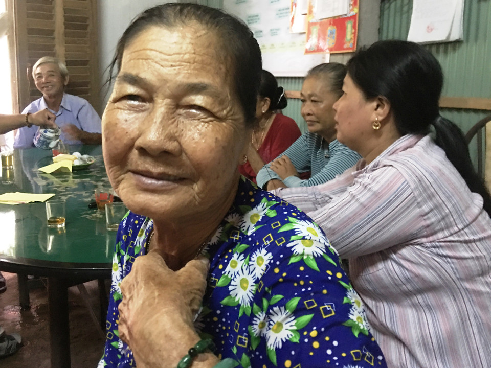 Với từng thay đổi nhỏ, những người phụ nữ cao tuổi đã tự tin hơn khi tham gia trao đổi trong các buổi thảo luận hàng tháng của ấp. (Ảnh: PV/Vietnam+)
