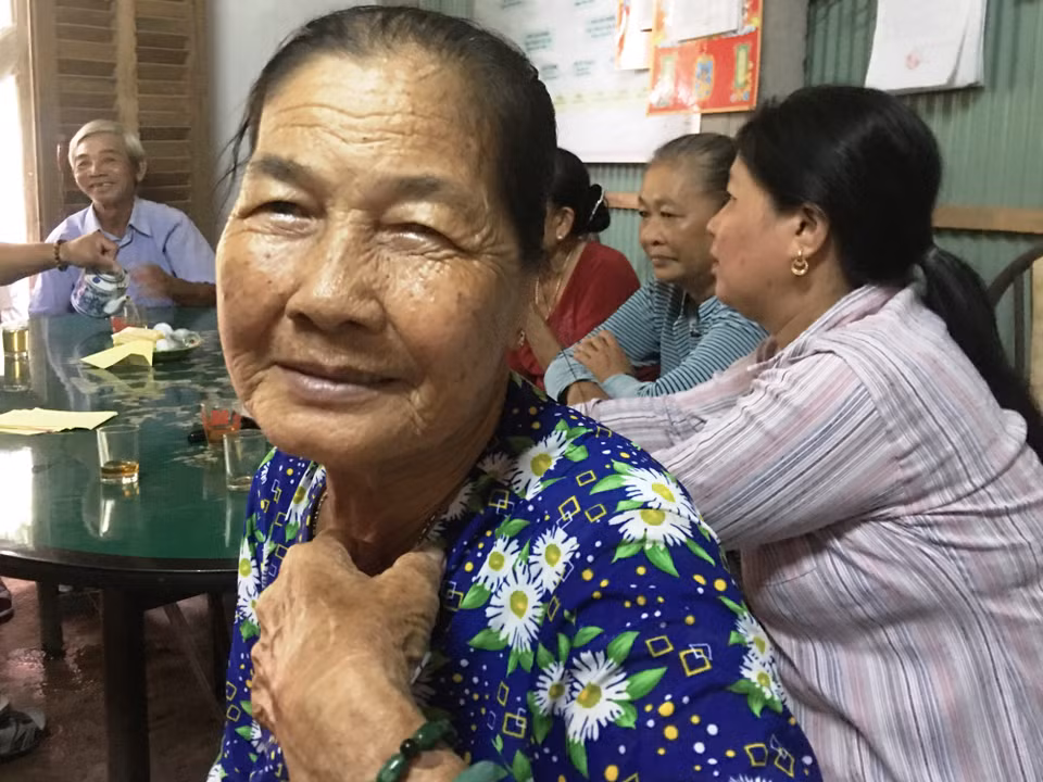 Với từng thay đổi nhỏ, những người phụ nữ cao tuổi đã tự tin hơn khi tham gia trao đổi trong các buổi thảo luận hàng tháng của ấp. (Ảnh: PV/Vietnam+)