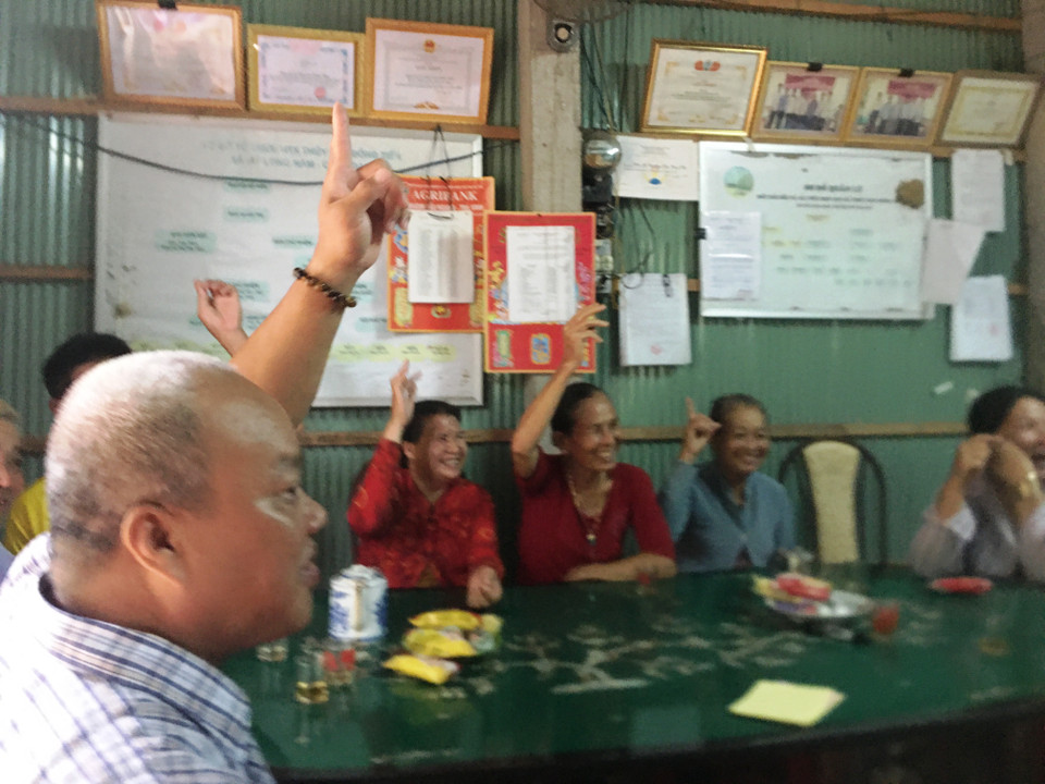 Hai sáng kiến-sử dụng 'tôm rớt đáy' để nghiền và trộn làm thức ăn cho gia súc hoặc phân hữu cơ cho cây trồng được đa số bà con biểu quyết. (Ảnh: PV/Vietnam+)