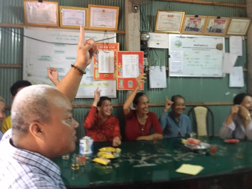Hai sáng kiến-sử dụng 'tôm rớt đáy' để nghiền và trộn làm thức ăn cho gia súc hoặc phân hữu cơ cho cây trồng được đa số bà con biểu quyết. (Ảnh: PV/Vietnam+)