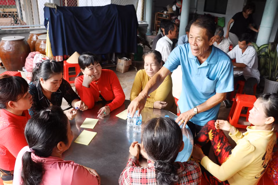 Người dân ấp Nhì, xã Mỹ Long Nam, huyện Cầu Ngang, Trà Vinh đang thảo luận về hoạt động sinh kế tại địa phương. (Ảnh: PV/Vietnam+)