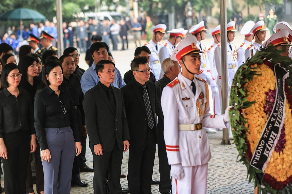 Đoàn Thông tấn xã Việt Nam, do đồng chí Nguyễn Đức Lợi, Ủy viên Trung ương Đảng, Bí thư Đảng ủy, Tổng giám đốc TTXVN dẫn đầu, viếng nguyên Tổng Bí thư Đỗ Mười. (Ảnh: TTXVN)