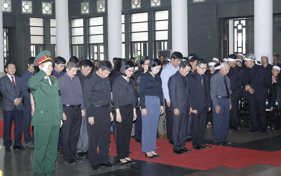 Đoàn Thông tấn xã Việt Nam, do đồng chí Nguyễn Đức Lợi, Ủy viên Trung ương Đảng, Bí thư Đảng ủy, Tổng giám đốc TTXVN dẫn đầu, viếng nguyên Tổng Bí thư Đỗ Mười. (Ảnh: TTXVN)