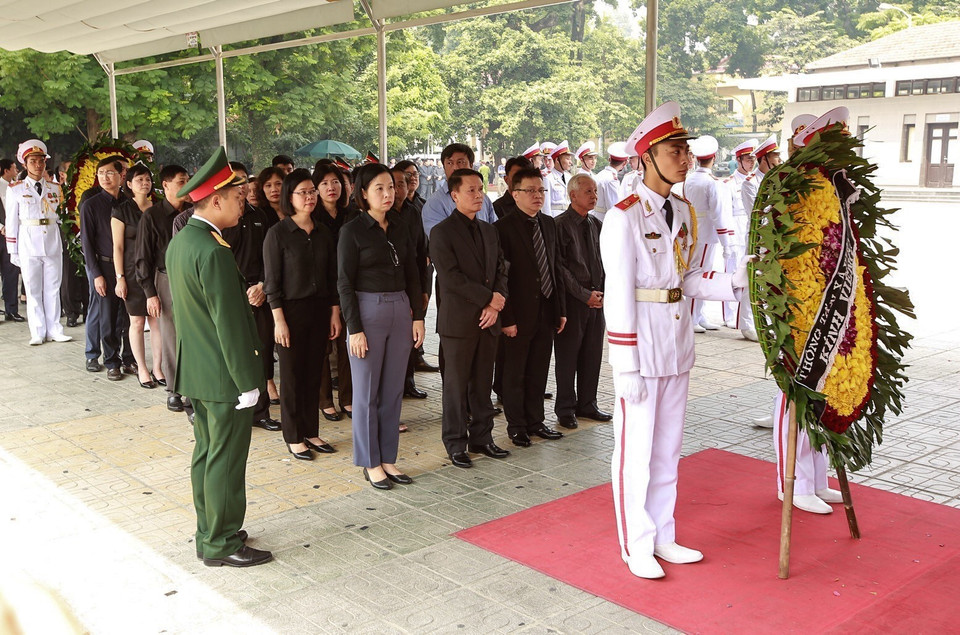 Đoàn Thông tấn xã Việt Nam, do đồng chí Nguyễn Đức Lợi, Ủy viên Trung ương Đảng, Bí thư Đảng ủy, Tổng giám đốc TTXVN dẫn đầu, viếng nguyên Tổng Bí thư Đỗ Mười. (Ảnh: TTXVN)