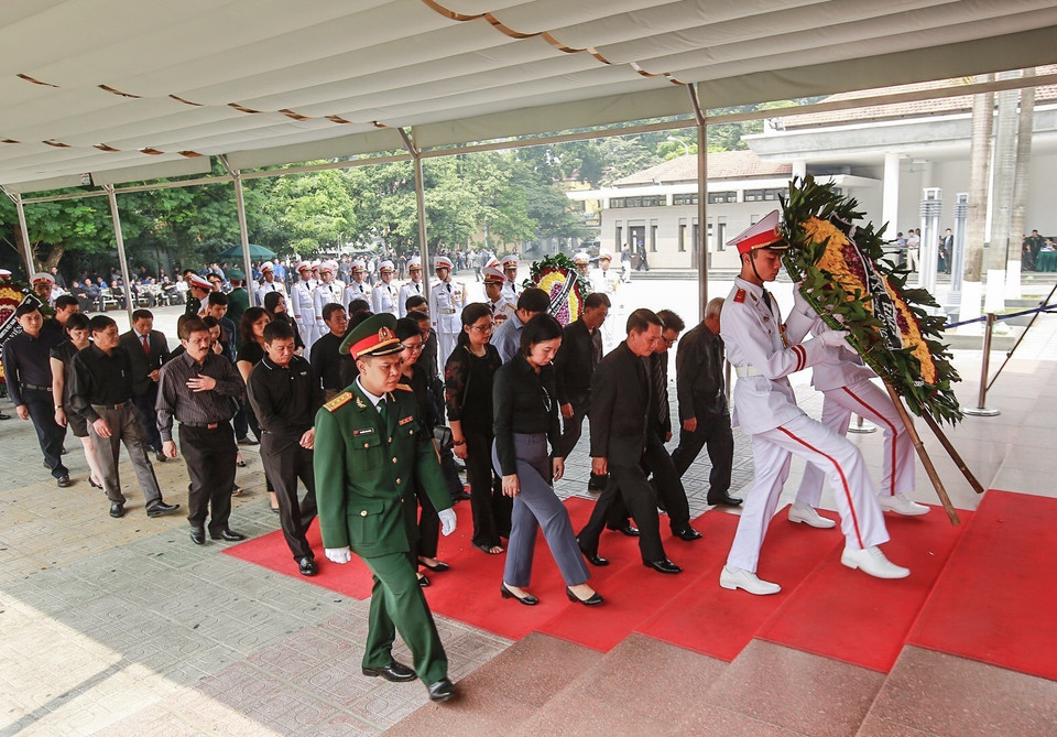 Đoàn Thông tấn xã Việt Nam, do đồng chí Nguyễn Đức Lợi, Ủy viên Trung ương Đảng, Bí thư Đảng ủy, Tổng giám đốc TTXVN dẫn đầu, viếng nguyên Tổng Bí thư Đỗ Mười. (Ảnh: TTXVN)
