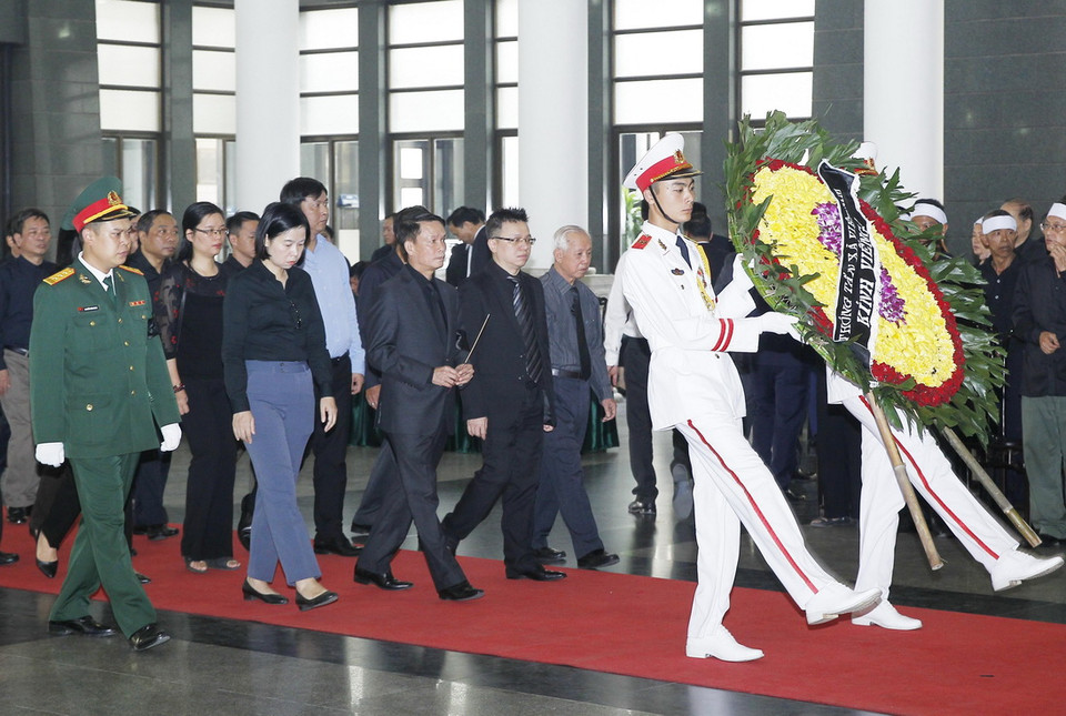 Đoàn Thông tấn xã Việt Nam, do đồng chí Nguyễn Đức Lợi, Ủy viên Trung ương Đảng, Bí thư Đảng ủy, Tổng giám đốc TTXVN dẫn đầu, viếng nguyên Tổng Bí thư Đỗ Mười. (Ảnh: TTXVN)