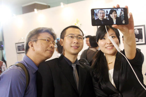 Selfie với ZenFone 6. (Ảnh: Trung Hiền/Vietnam+)