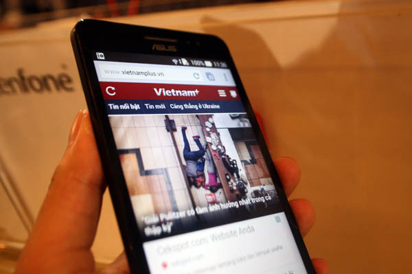 Màn hình của ZenFone khá sắc nét, cảm ứng mượt mà. (Ảnh: Trung Hiền/Vietnam+)