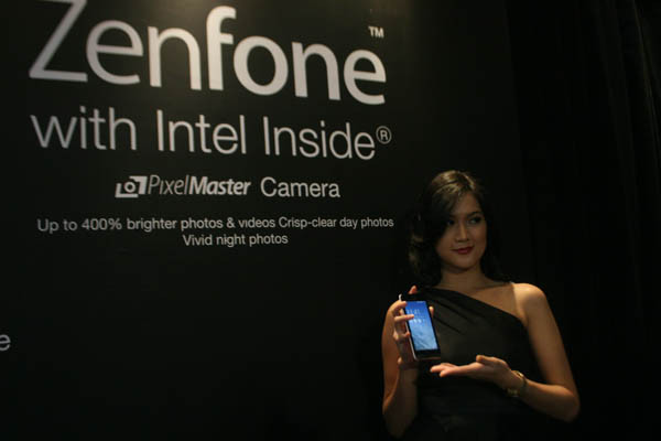 Người dùng sẽ có cơ hội lựa chọn nhiều hơn, bởi mức giá của ZenFone là khá hấp dẫn. (Ảnh: Trung Hiền/Vietnam+)