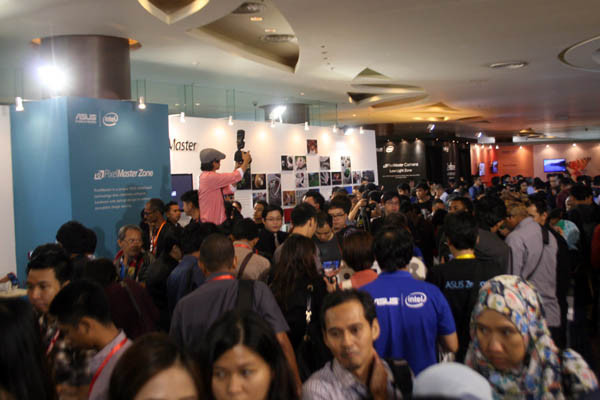 Khoảng 600 nhà báo trải nghiệm ZenFone tại khu trưng bày sản phẩm. (Ảnh: Trung Hiền/Vietnam+)