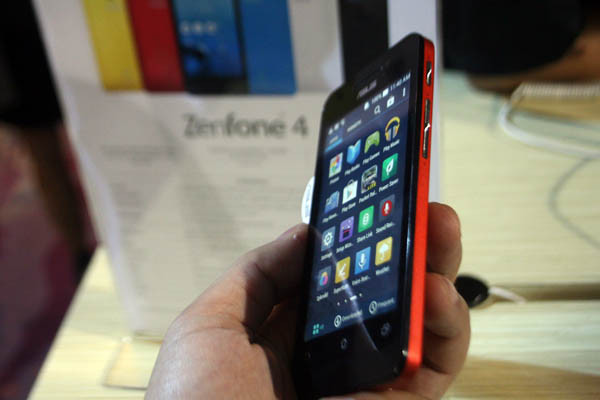 ZenFone 4 có mức giá chưa đến 2 triệu đồng. (Ảnh: Trung Hiền/Vietnam+)
