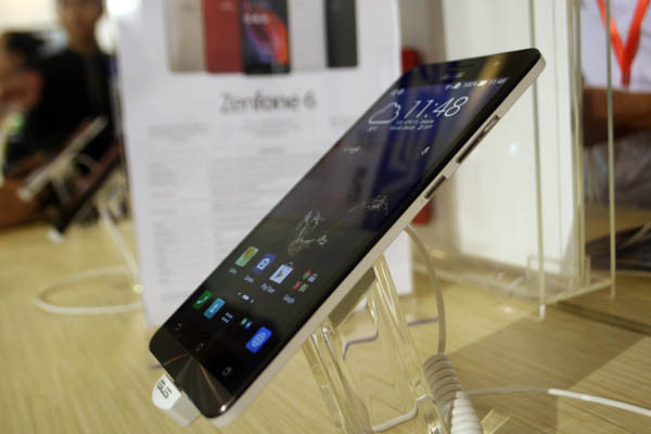 ZenFone 6 có thiết kế khá mỏng. (Ảnh: Trung Hiền/Vietnam+)