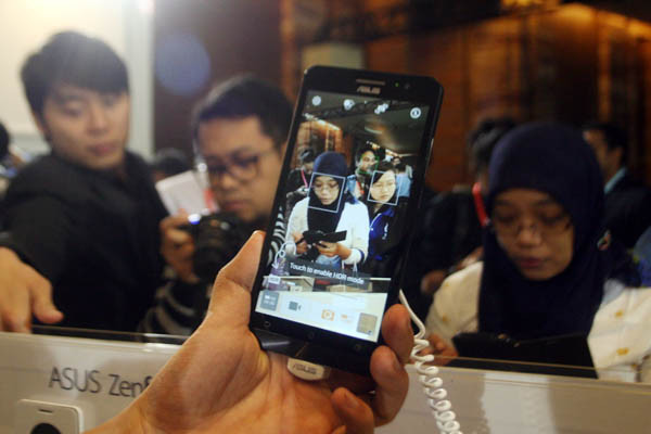 Chụp hình nhận diện khuôn mặt. (Ảnh: Trung Hiền/Vietnam+)