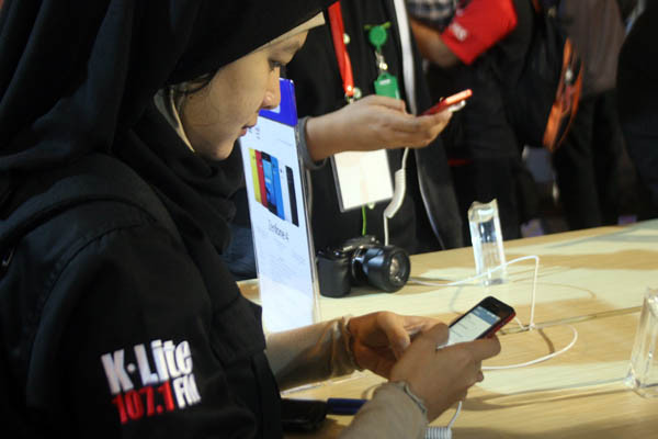 Trải nghiệm sản phẩm. (Ảnh: Trung Hiền/Vietnam+)