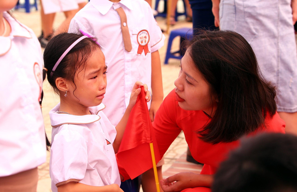 Cô giáo ân cần động viên em học sinh lớp 1 trong ngày đầu tiên đến trường tại trường Tiểu học Gia Quất, quận Long Biên (Hà Nội). (Ảnh: Danh Lam/TTXVN