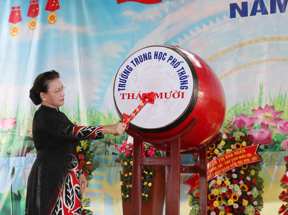 Chủ tịch Quốc hội Nguyễn Thị Kim Ngân đánh trống khai giảng năm học mới tại trường THPT Tháp Mười (Đồng Tháp). (Ảnh: Trọng Đức/TTXVN)