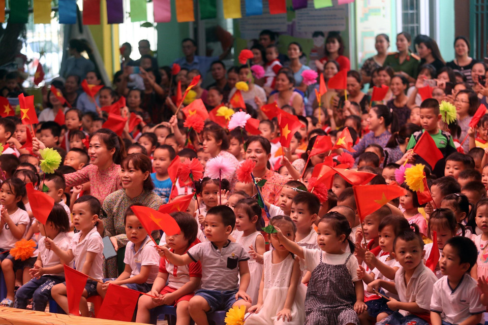 Niềm vui của các cháu học sinh trường Mầm non Trung Hòa (quận Cầu Giấy, Hà Nội) trong lễ khai giảng. (Ảnh: Huy Hùng/TTXVN)