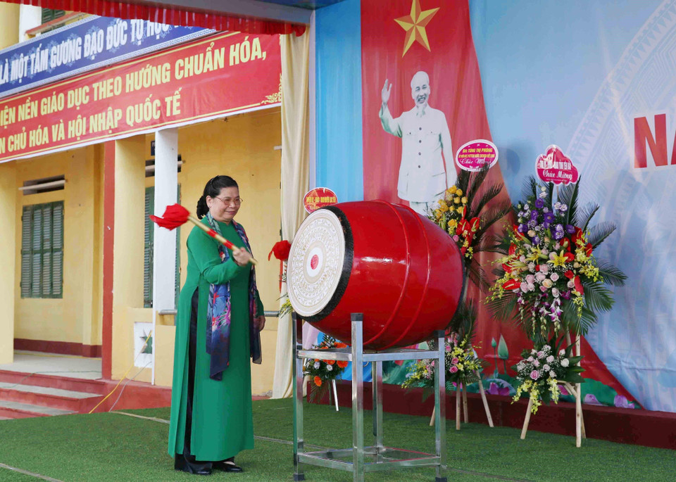 Phó Chủ tịch Thường trực Quốc hội Tòng Thị Phóng đánh trống khai giảng năm học mới tại trường THPT Hoàng Văn Thụ, huyện Lục Yên. (Ảnh: Phương Hoa/TTXVN)