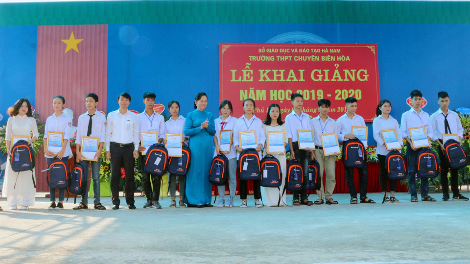 Bí thư tỉnh Hà Nam Lê Thị Thủy trao học bổng cho các học sinh trường chuyên Biên Hòa (Hà Nam) nhân dịp khai giảng năm học mới 2019-2020. (Ảnh: Đại Nghĩa/TTXVN)