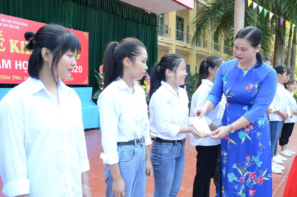 Lãnh đạo tỉnh Tuyên Quang trao học bổng cho học sinh vượt khó trường THPT Hòa Phú, huyện Chiêm Hóa, tỉnh Tuyên Quang. (Ảnh: Quang Cường/TTXVN)