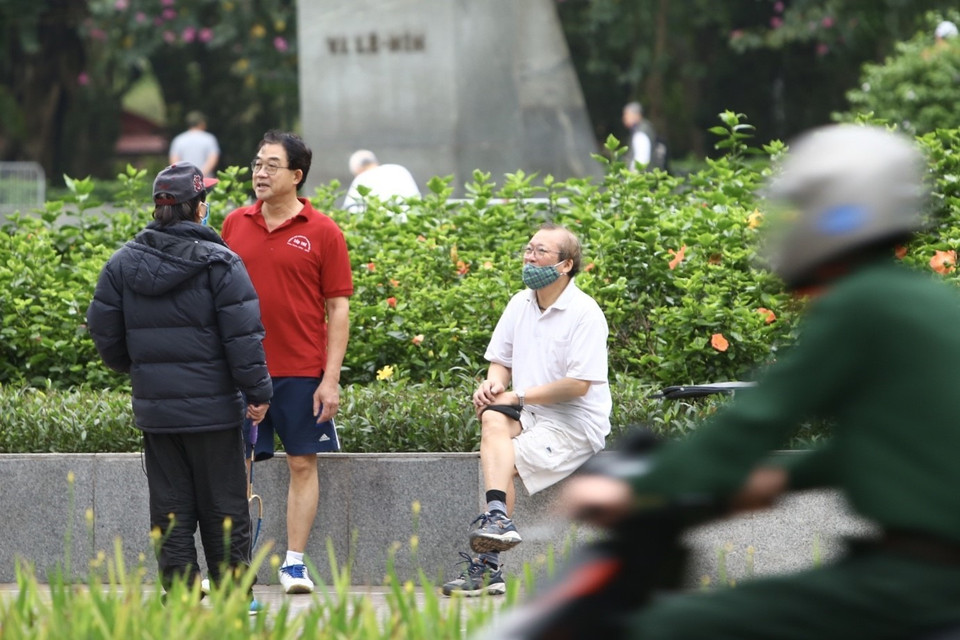 Nhiều người vẫn tập trung đông nơi công cộng, có người không đeo khẩu trang. (Ảnh: Minh Quyết/TTXVN)