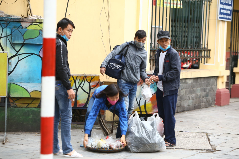 Hàng rong vẫn hoạt động không đúng quy định. (Ảnh: Minh Quyết/TTXVN)