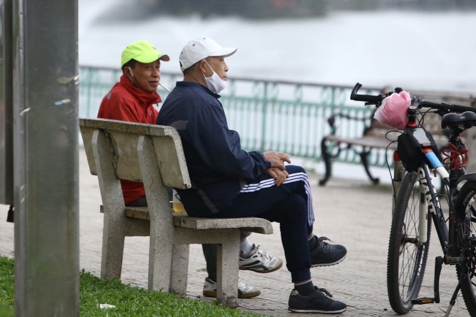 Việc hạn chế tụ tập nơi công cộng vẫn chưa được người đi tập thể dục thực hiện nghiêm túc. (Ảnh: Minh Quyết/TTXVN)