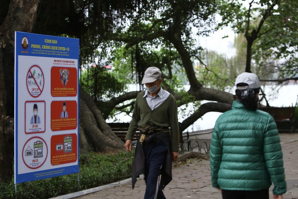 Nhiều người vẫn tập trung tập thể dục buổi sáng khu vực hồ Hoàn Kiếm. (Ảnh: Minh Quyết/TTXVN)