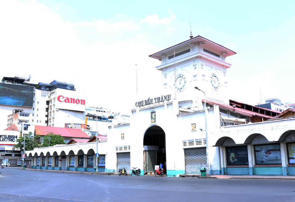 Chợ Bến Thành vắng vẻ trong ngày đầu tháng 4. (Ảnh: Xuân Khu/TTXVN)