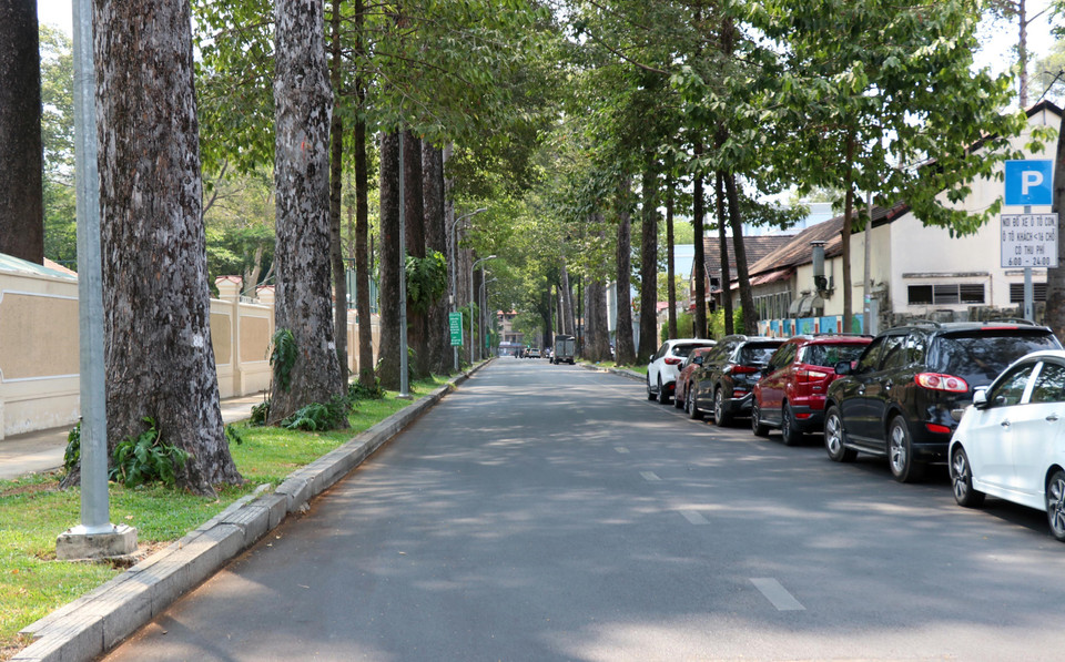 Có những lúc trong buổi sáng 1/4, suốt con đường Huyền Trân Công Chúa (Quận 1) không có người và phương tiện di chuyển. (Ảnh: Xuân Khu/TTXVN)