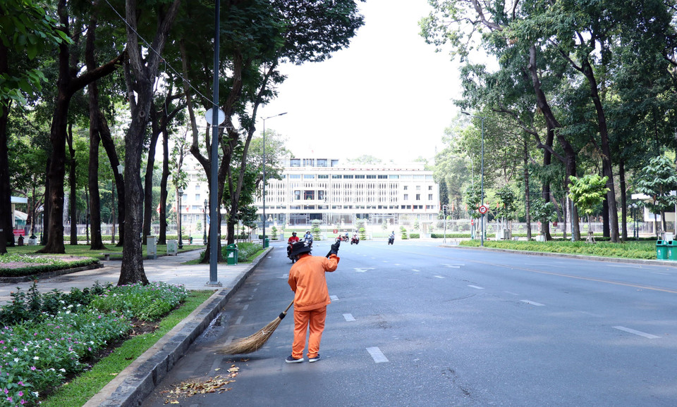 Công nhân vệ sinh vẫn cần mẫn làm việc trên con đường Lê Duẩn hướng tới Hội trường Thống Nhất. (Ảnh chụp lúc 10h ngày 1/4/2020). (Ảnh: Xuân Khu/TTXVN)